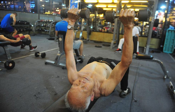 94歲健身爺爺爆紅！他還在運動，你有什么理由偷懶